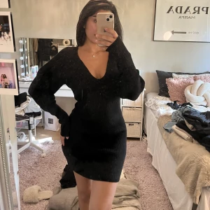 Stickad klänning från hm - En svart stickad klänning, köpt från H&M trend. aldrig använd. Jätte fin modell vid bröstet. Jätte fina detaljer på ärmarna. Materialet består av 45% akryl,35% polyamid, 19% ull, 1% elastan