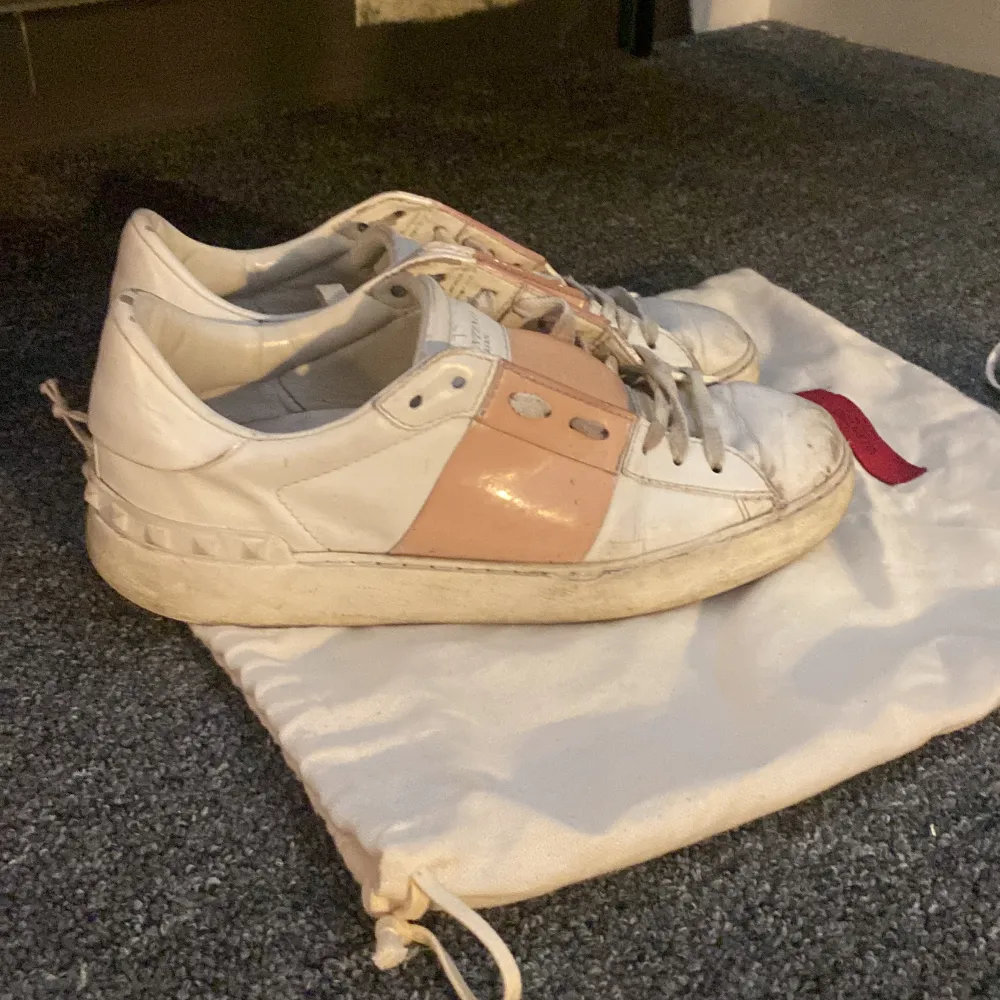 Rosa Valentino Garavani Open Sneaker in white calfskin leather. Köpte på vestaire collective Strlk 38 1/2 ingår dustbag och extra skosnören tyvärr har jag tappat bort lådan. Går att leta fram kvittot också . Skor.