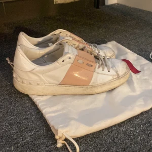 Valentino sneakers  - Rosa Valentino Garavani Open Sneaker in white calfskin leather. Köpte på vestaire collective Strlk 38 1/2 ingår dustbag och extra skosnören tyvärr har jag tappat bort lådan. Går att leta fram kvittot också 