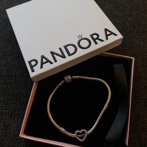 Äkta Pandora Armband i längd 19cm. Nypris 748 kr med hjärt berlock, säljs för 470 kr. Använt endast fåtal gånger. Hör av dig vid några frågor.
