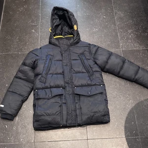 Opportune apparel jacka - Vinterjacka i väldigt bra skick endast använd 2-3 gånger. Finns 6 fickor och en avtagbar luva. Priset kan diskuteras 😊 Köparen står för frakten!