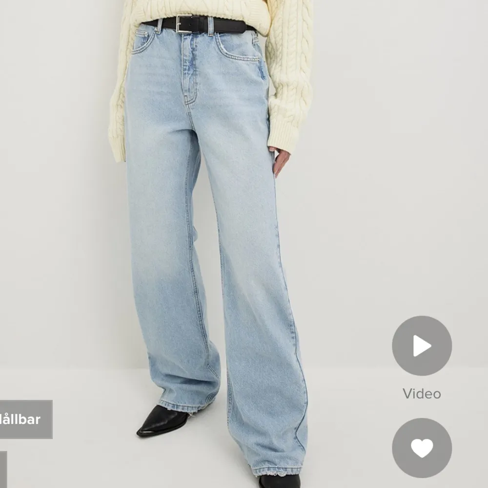 Snygga och bekväma jeans från NA-KD Köpta för 549kr, de är använda men sitter ej bra på mig längre. Bra i längden (jag är 173) . Fraktkostnad tillkommer . Jeans & Byxor.