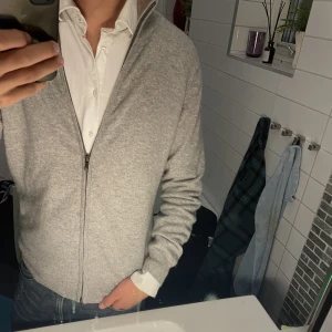 100# cashmere zip  - Använd i 2 veckor 100% cashmere, storlek M  Nypris runt 3000, denna använd 2 veckor 1799 Hör av er vid funderingar! 