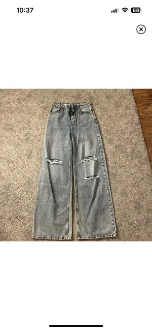 Jeans med hål  - Från bikbok storlek 26x32, nya