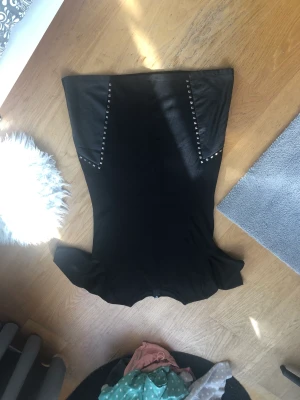 T-shirt - Säljer min mammas gamla tshirt då den är för liten fint skick lite tjockar och lång skriv till mig för mer info pris kan diskuteras 