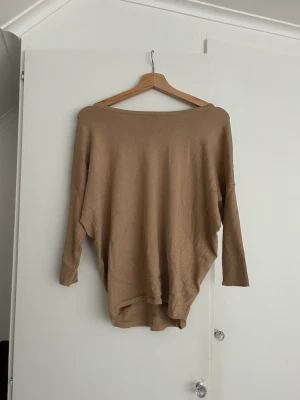 Tröja  - Helt oanvänd tröja med super söt passform 