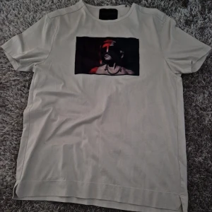 Limitato t-shirt - Tjena säljer nu denna feta och knappt använda limitato t-shirten i nyskick, inga defekter finns. Box tillkommer vid köp. Pris kan diskuteras. Vid frågor och funderingar så är det bara att höra av er