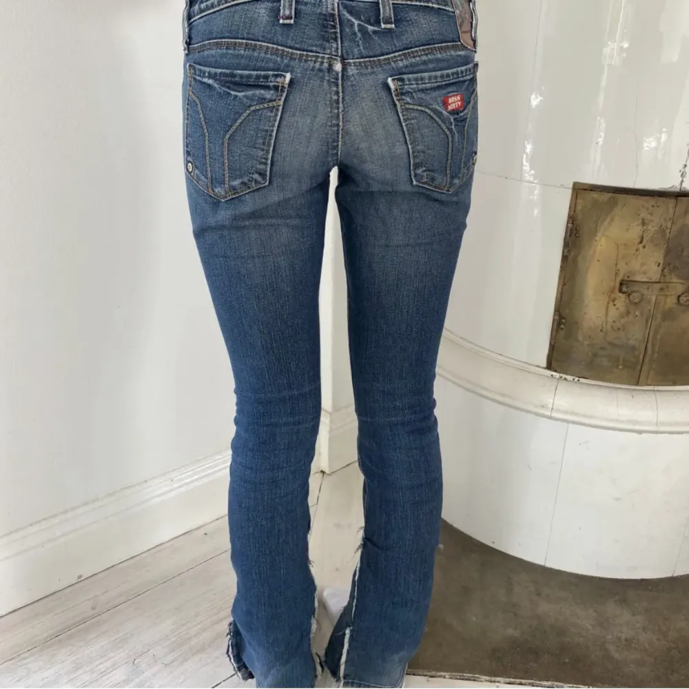 Ett par jätte fina lågmidjade jeans från miss Sixty. Midjan 35cm och innerbenslängden 78. Har sytt dem längst ner ( se sida 3) köpta på plick. Tryck inte på köp nu. Jeans & Byxor.