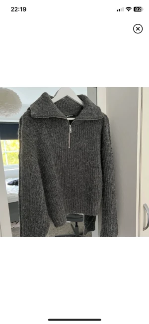 Stickad tröja från Gina tricot  - Stickad tröja från Gina tricot. Perfekt till hösten, sparsamt använd i bra skick!!