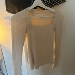 beige tröja  - super fin tröja från hm. använd max 3 gånger. 