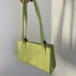 Jättefin ljusgrön handväska, från primark därmed inte toppkvalitet ✨🤍 