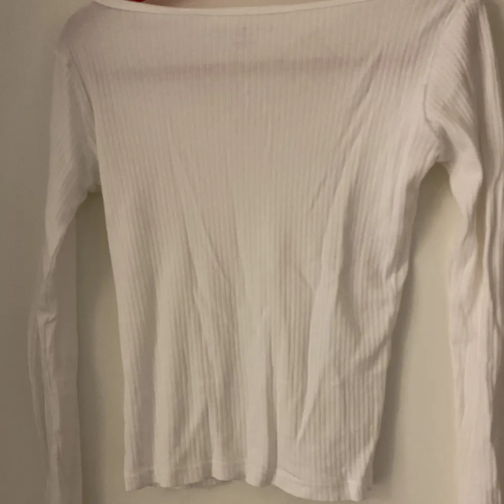 Vit, nästan lite genomskinlig. Äkta långärmad tröja från Brandy Melville. Säljs då den aldrig kommer till användning. Fint skick. Nypris 279kr. Vid funderingar eller liknande är det bara att höra av dig💗. Tröjor & Koftor.