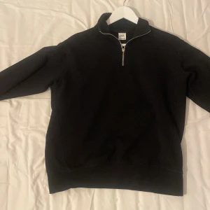Half-zip hoodie från Zara  - Väldigt bra skick, ser ut som att ingen använt den. Storlek S från Zara. Ordinarie pris 599 kr 