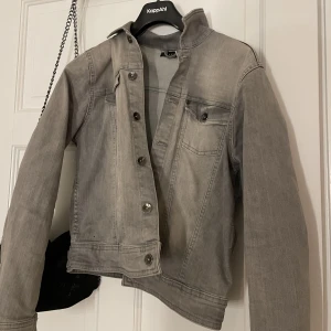 GRÅ JEANS JACKA - En jätte fin jeans jacka! Jackan i sig är i jätte fint skick men tyvärr har en knapp lossnat vid en av armarna & en liten naglacks fläck ibak. Utifrån det är jackan i jätte fint skick!❣️