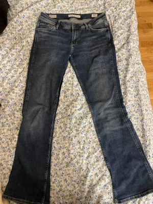 Low waist jeans - Mörkblå, low waist, typ ”bootcut” eller ”flare” pepe jeans. Det står mid waist innuti men de är low waist skulle jag säga. Nypris 999kr på zalando. Storlek 28x32. Obs slitningar längst ner från att ja gått och någon omärkbar vit fläck från målarfärg.