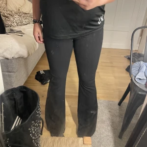 YOGA PANTS / KOSTYM BYXOR - Ett par yoga pants men som även kan användas som kostymbyxor! Dom är i boot cut och går att vika ner så långt man vill ha dom! Endast använd en gång på en begravning 🩷