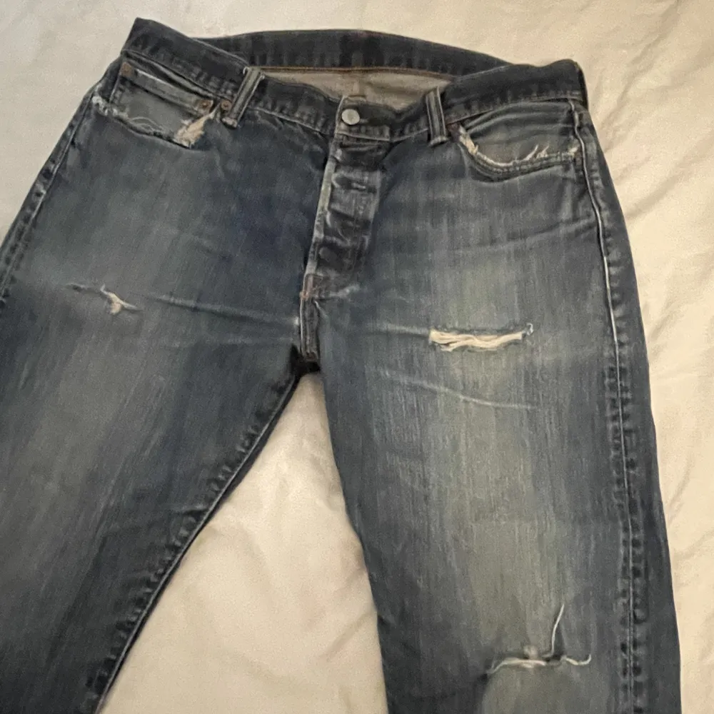 Helt fuckade levis jeans skick 4/10.  . Jeans & Byxor.