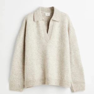 Beige stickad tröja - Säljer denna super snygga tröja då den tyvärr ej kommer till användning längre! Den är använd ett par gången och fortfarande i väldigt bra skick utan skador. Hör av er vid intresse eller ev frågor!😀(pris kan diskuteras)