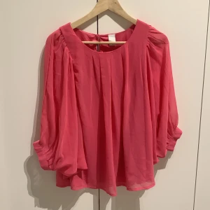 Tröja - Är andvänd ett par gånger.