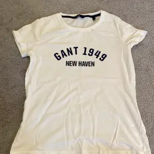 Vit Gant t-shirt storlek S. Finns en liten svart fläck bak på tröjan. 