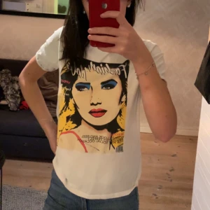 T-shirt med tryck - Sälher denna T-shirt med tryck då den inte kommer till andvändning. Vet ej vart eller när den är inköpt men  använd fåtal gånger