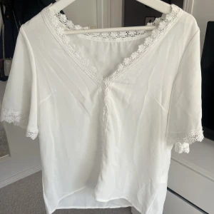 Topp - Paket pris!! Innehållee en svart topp o en vit topp, båda för 100💓