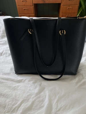 Väska  - Väska från hm lite sliten vid handtagen men inget som märks även lite smutsig men som lätt går att tvätta!💓