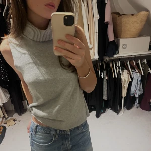 Zara grå tröja med polokrage  - As cool gråaktig,  classy tröja med polokrage i S/M som funkar för nästan alla.