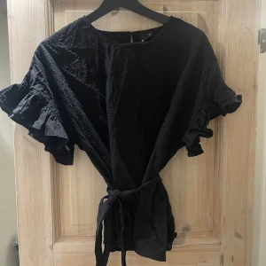 Topp från Ginatricot  - Topp från ginatricot, band i midjan som går att ta bort