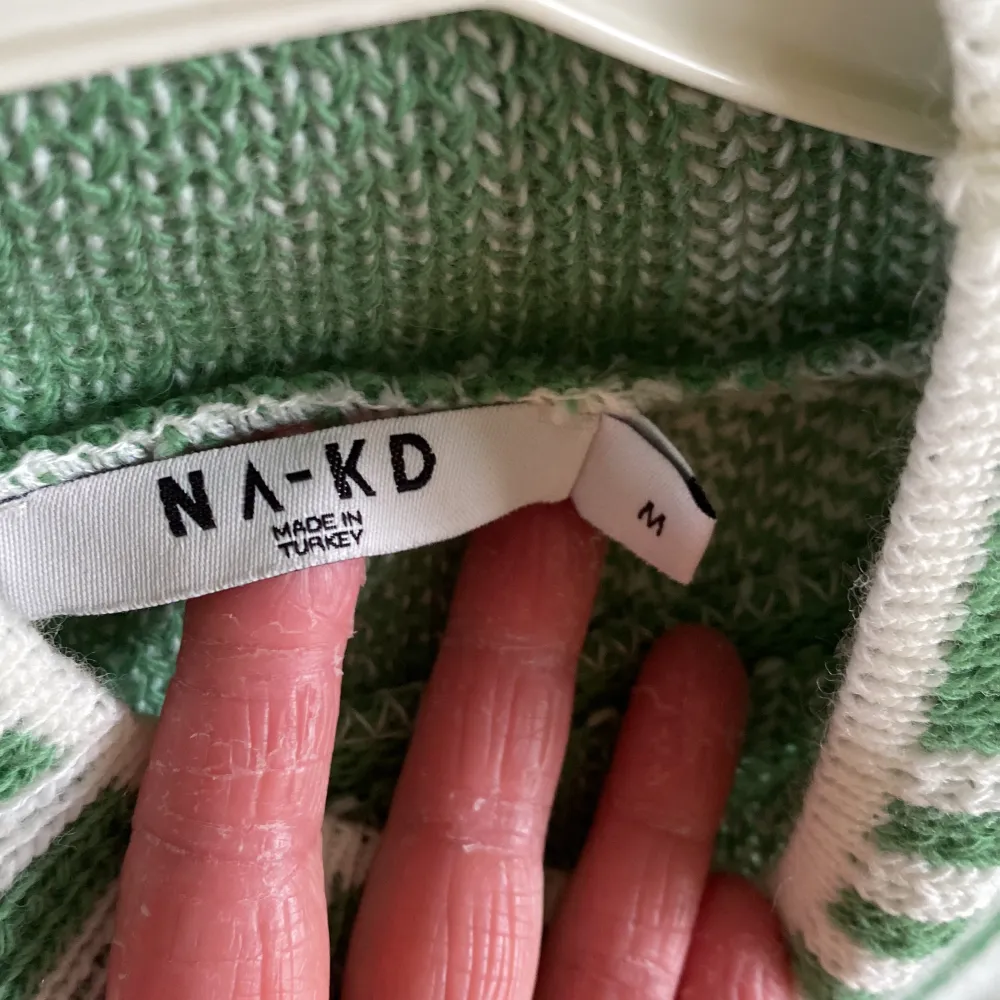 En grön och vit randig stickad tröja/klänning från NA-KD i strl M. Aldriga använd🥰. Stickat.