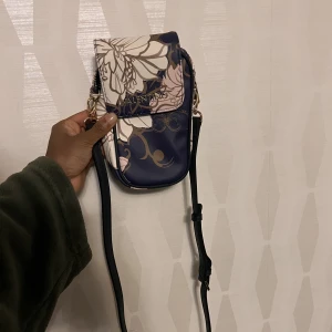 Valentino mobil hållare  - Mobil hållare Äkta valentino