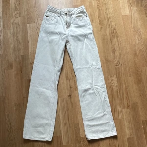 Krämvita Tiger of Sweden jeans - Tyvärr har den bruna läderlappen på baksidan av jeansen färgat av sig lite annars bra skick