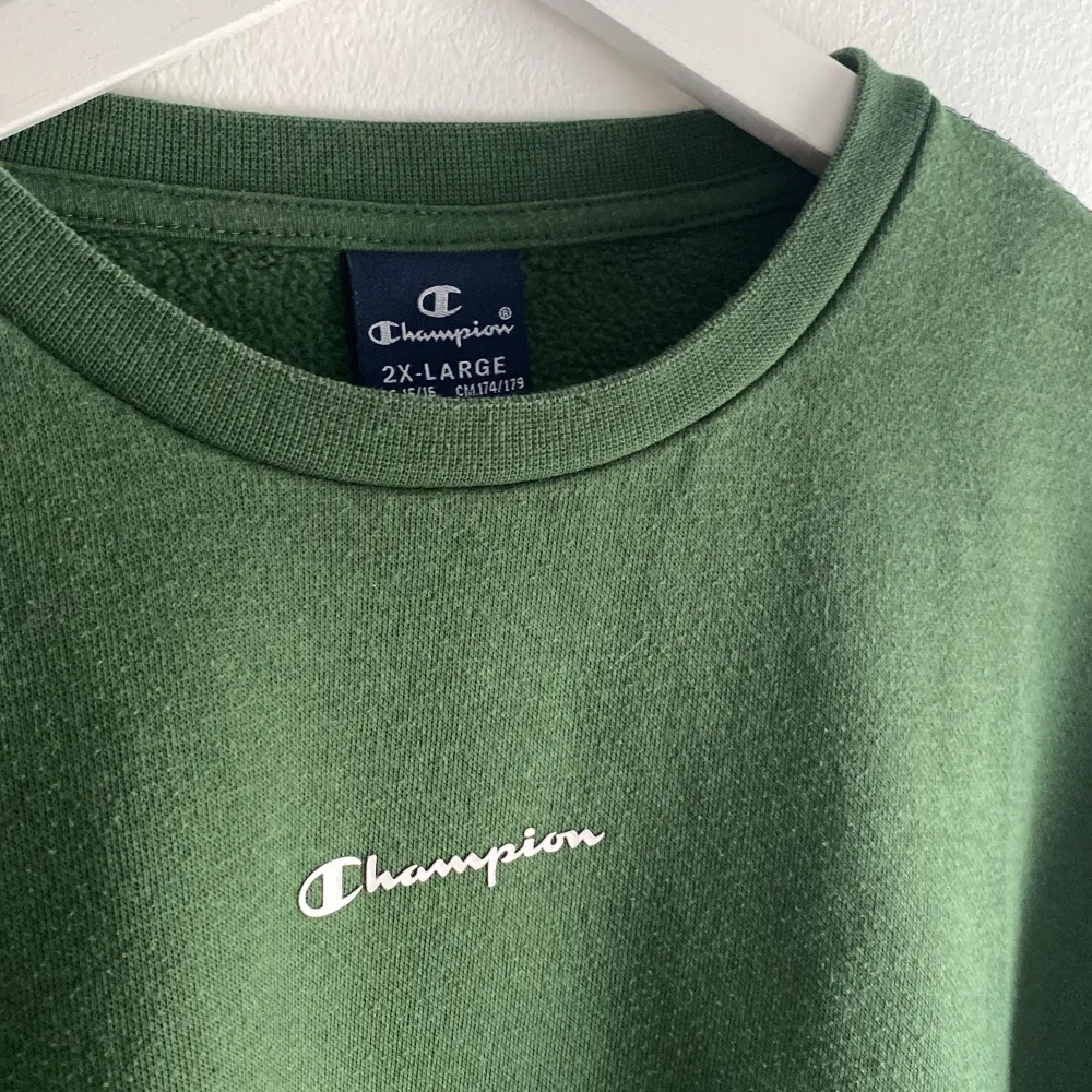 En basic mossgrön sweater från märket Champion i storlek S (XXL-barn). Tröjan är nopprig men annars i fint skick. . Hoodies.
