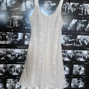 Vacker vit silkesklänning med mesh över med fint mönster. Det att den är använd, men mycket fint skick! Pris kan diskuteras vid snabb och smidig affär