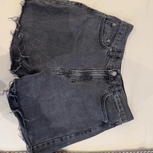 Grå svarta dr denim shorts - Var jeans innan men de gjordes till shorts, passar inte mig, knappt använda :)