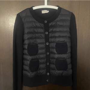 Jätte fin moncler cardigan i storlek m men passar också s/xs🥰