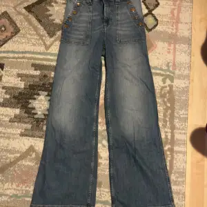 Ett par väldigt fina jeans som inte säljs på h&m längre. Använt dessa Jens ett fåtal gånger, och de är i väldigt gott skick💗💗Är lite osäker på orginalpriset då jag fick de i present. Kan tänka mig sälja för billigare då de varit ute på Plick länge nu