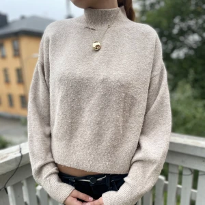 Stickad tröja - Säljer jättefin tröja, köpt för 700 men säljer billigare pågrund utav hål i halsen. Men lätt att sy igen❤️