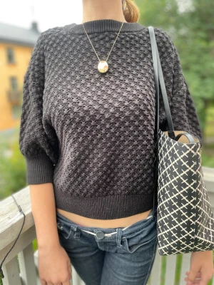 Stickad kortärmad tröja - Säljer nu min jättefina tröja ifrån Lindex använd fåtal ggr❤️