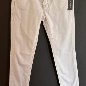Säljer helt nya vita miss me jeans Stl 26