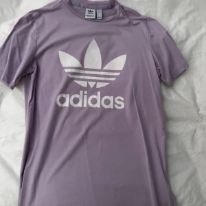 Adidas T shirt  - Jag säljer denna t shirten köpt inne på adidas i Miami!  Unik och super snygg 