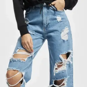 Hej! Köpte ett par ”Loose fit jeans” från Def Shop som inte riktigt var min stil så tänkte prova att sälja av dom då dom aldrig använts. Högmidjade, lång i benen, bekväma och dom sitter otroligt snyggt! Priset går att diskuteras, kan skickas:)