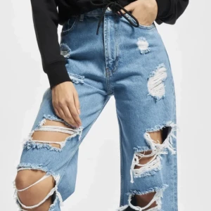 Loose Fit Jeans - Hej! Köpte ett par ”Loose fit jeans” från Def Shop som inte riktigt var min stil så tänkte prova att sälja av dom då dom aldrig använts. Högmidjade, lång i benen, bekväma och dom sitter otroligt snyggt! Priset går att diskuteras, kan skickas:)