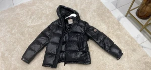 Moncler maya  - Storlek 1 kvitto finns 2 år gammal, hållit sig jätte bra jätte fin skick köpt på nk Gbg  Nypris 15k  ÄKTA 