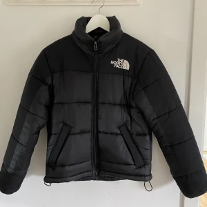 The North Face vinterjacka! - En jacka ifrån The north face, köpt 2021 för ca 2500kr. Nyskick då den knappt är använd, använd Max 10/15 gånger. Storlek XS men passar nog en S då jag själv är 169 cm på bilden och den passar mig! Vid snabb affär kan jag sänka priset! 
