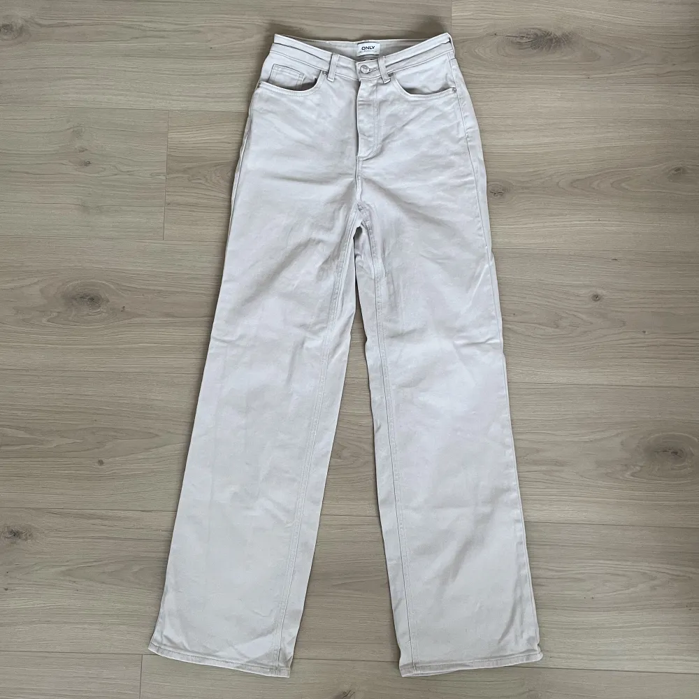 Svinsnygga vida beiga jeans från ONLY. Högmidjade. Sitter som en smäck över rumpan. Endast använda en gång så i mycket fint skick. Farkut & Housut.