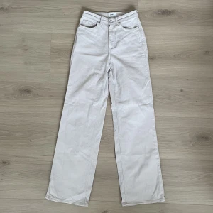 ONLY wide leg jeans beige - Svinsnygga vida beiga jeans från ONLY. Högmidjade. Sitter som en smäck över rumpan. Endast använda en gång så i mycket fint skick