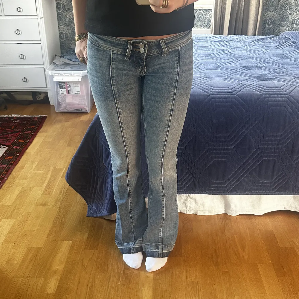 ”Nicole jeans är en aningen utsvängd modell med låg midja och slim fit. De är hellånga, har sydda plisserade veck och bred midja.” Helt nya, använd en gång, nypris 500 kr. Jeans & Byxor.