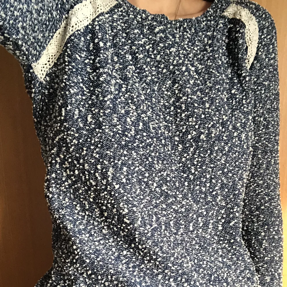 Supersöt texturerad tröja med spetsdetaljer som inte kommer till användning längre. ig - @thrifty.sthlm. Tröjor & Koftor.