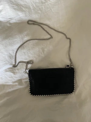 Zara väska - Säljer denna trendiga väska från zara för använder inte den, inga defekter och knappt använd. Skriv privat för fler bilder 😇 BUDGIVNINGEN SLUTAR 3/10!!!!!